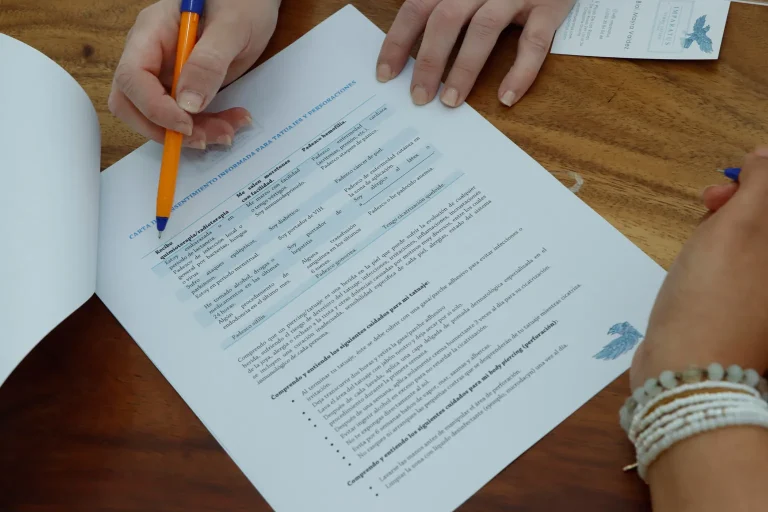 Explicación de cuidados antes y después de tatuajes y piercings en estudio para mujeres en Guadalajara