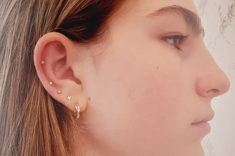 Piercings en oreja realizados en estudio de tatuajes y piercings para mujeres en Guadalajara