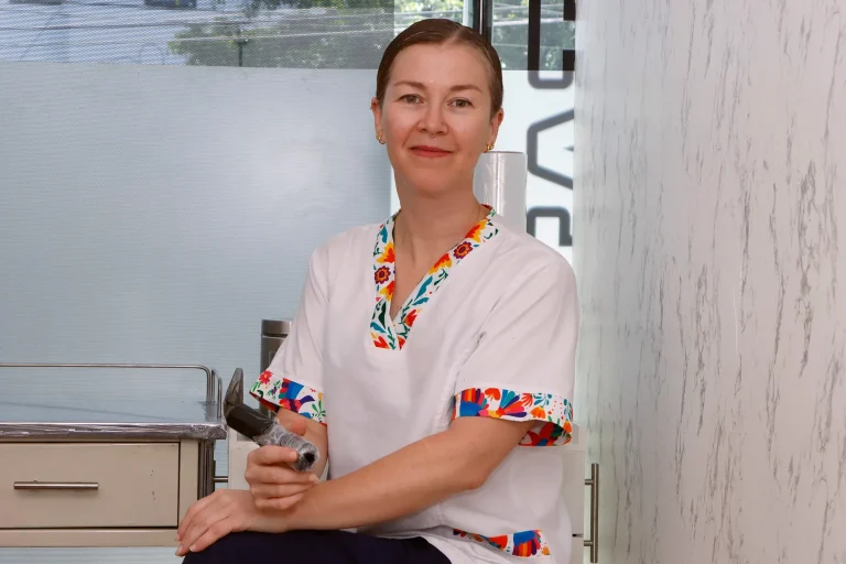 Tatuadora en estudio de tatuajes para mujeres en Guadalajara, México