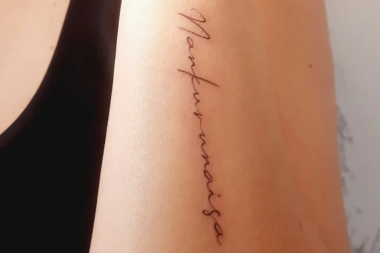 Tatuaje lettering de línea fina realizado en estudio de tatuajes para mujeres en Guadalajara