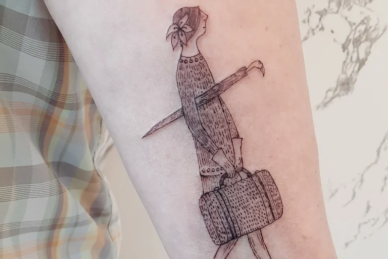 Tatuaje de línea fina estilo fineline realizado en estudio de tatuajes para mujeres en Guadalajara