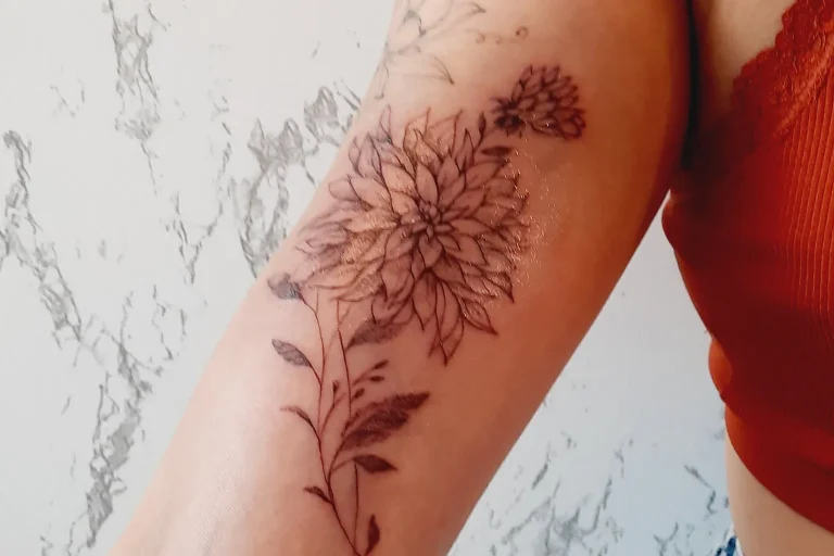 Tatuaje de flores realizado en estudio de tatuajes para mujeres en Guadalajara